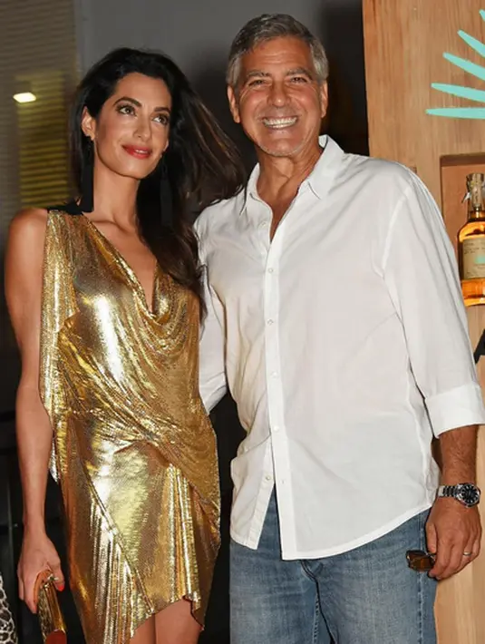 Bersama istrinya, George memberi nama anak kembarnya Alexander dan Ella. Bukan tanpa alasan, nama tersebut ternyata sangat populer di Amerika Serikat. Alexander berada di urutan 20 teratas di tahun 2000. (Instagram/amalclooney)