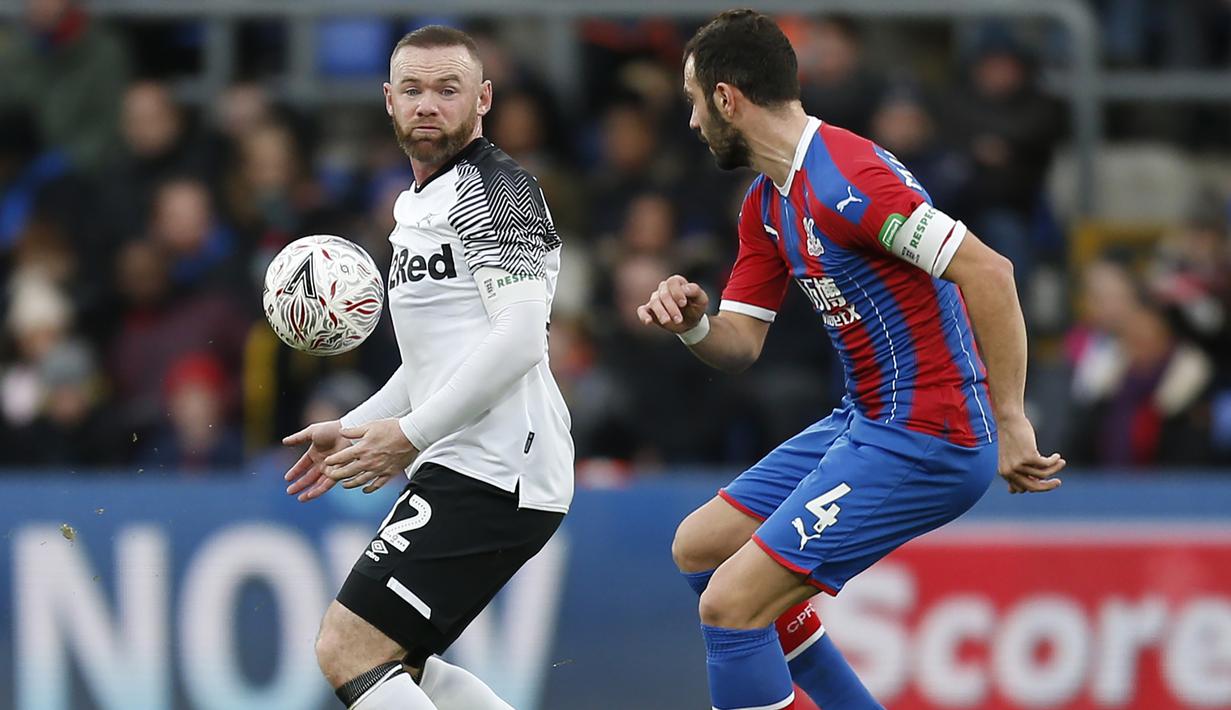 Gelandang Derby County, Wayne Rooney, mengontrol bola saat melawan Crystal Palace pada laga Piala FA di Stadion Selhurst Park, London, Minggu (5/1). Palace kalah 0-1 dari Derby. (AFP/Ian Kington)