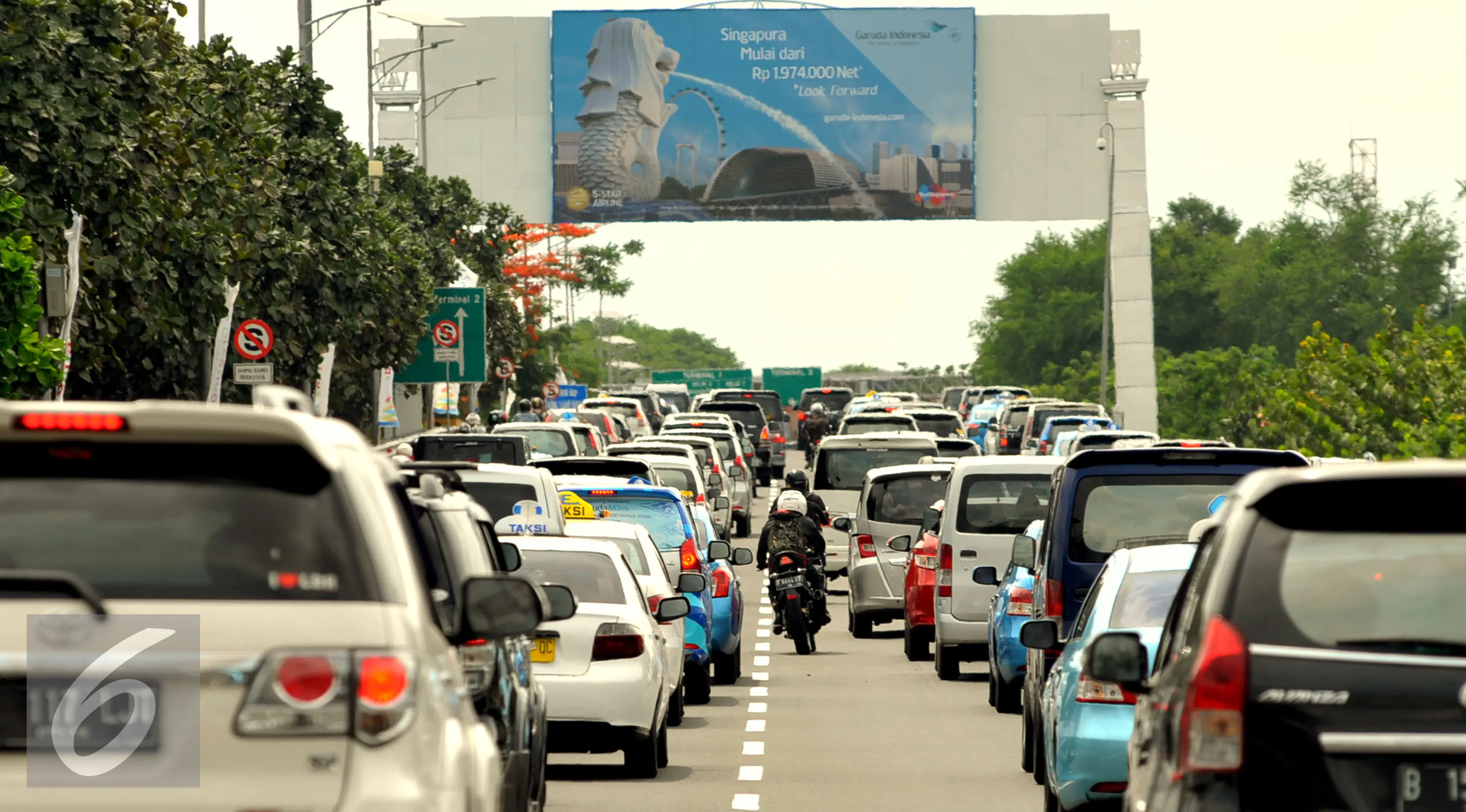 Suasana arus lalu lintas di sepanjang ruas jalan tol Bandara Soekarno Hatta, Cengkareng, Tangerang, Rabu (24/12). Meningkatnya penumpang pada Natal dan Tahun Baru tahun ini membuat kemacetan di Terminal 1 dan 2. (Liputan6.com/Faisal R Syam)