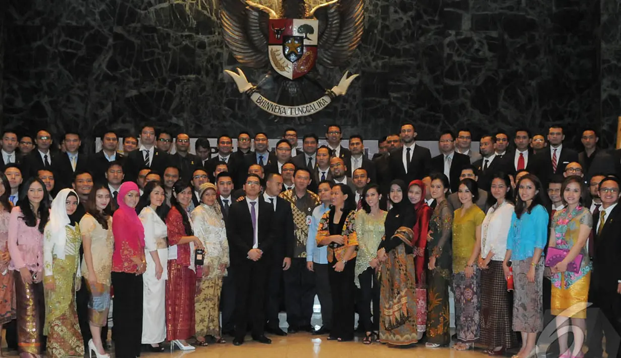 Basuki Tjahaja Purnama (Ahok) berpose bersama anggota baru HIPMI Jaya kepengurusan 2014-2017 di Balai Kota, Jalan Medan Merdeka Selatan, Kamis (9/10/2014) (Liputan6.com/Herman Zakharia)