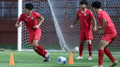 Pemain Timnas Indonesia menggelar sesi latihan terakhir jelang laga melawan Vietnam pada laga terakhir Grup A Piala AFF U-17 2026 di Stadion Gelora 10 November, Surabaya, Jawa Timur, Sabtu (18/4/2026). Timnas Indonesia akan melakoni laga hidup-mati melawan Vietnam pada pertandingan Grup A Piala AFF U-17 2026. (Bola.com/M Iqbal Ichsan)