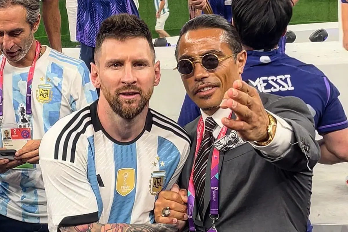 Sederet Tingkah Salt Bae di Piala Dunia 2022 Bikin Geram Warganet, Salah Satunya Tarik Lengan Lionel Messi