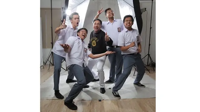 6 Potret Joshua Suherman dan Pemain Yowis Ben, Kompak Banget