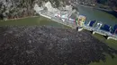 Foto dari udara memperlihatkan hamparan sampah menyumbat Sungai Drina dekat Kota Visegrad, Bosnia, Selasa (5/1/2021). Negara-negara Balkan memiliki pengelolaan limbah yang buruk dan berton-ton sampah secara rutin berakhir di sungai. (AP Photo/Eldar Emric)