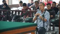 Mantan Bupati Bandung Barat Abubakar Nataprawira menjalani sidang putusan di PN Bandung, Senin (17/12/2018). (Huyogo Simbolon)