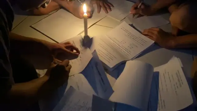 Anak penghuni eks rumah dinas TNI belajar di tengah mati lampu. (Liptan6.com/Dicky Agung Prihanto)