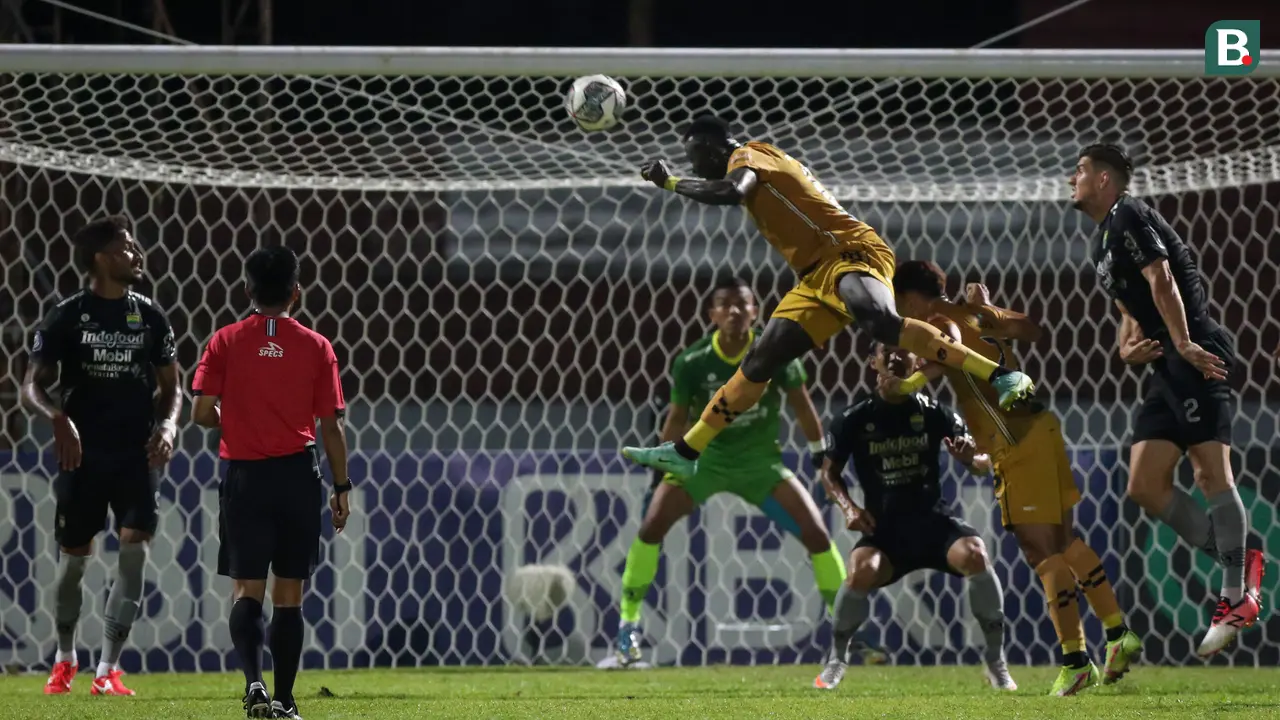 Foto: Teja Paku Alam Gagalkan Penalti Mantan, Persib Bandung Kalahkan Pemuncak Klasemen BRI Liga 1