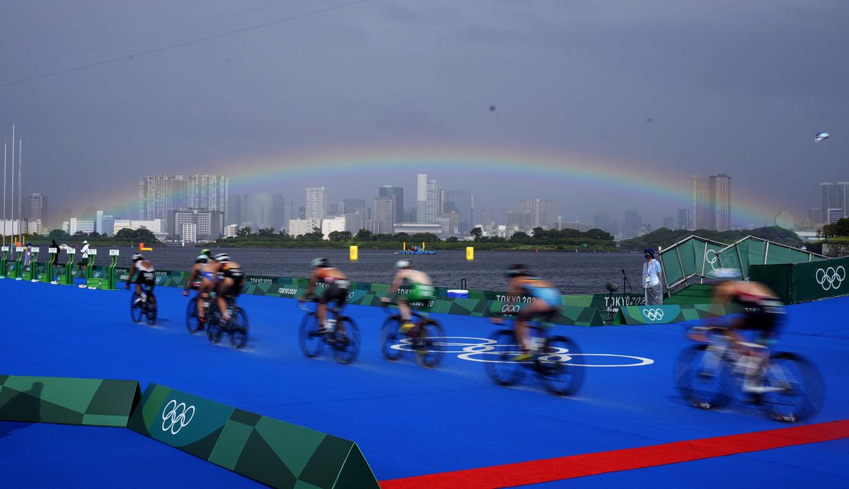 Pelangi terlihat saat para atlet bertanding di cabang sepeda kompetisi triathlon individu putri Olimpiade Tokyo 2020, Selasa (27/7/2021). (Foto: AP/David Goldman)