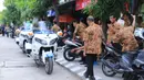 Motor Polisi Militer berjejer didekat area berlangsungnya pernikahan Kahiyang dan Bobby. Suasana didepan area juga mulai ramai dengan berbagai persiapan. (Adrian Putra/Bintang.com)