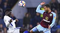 Bek Chelsea, Antonio Rudiger, berebut bola dengan gelandang Burnley, Aaron Lennon, pada laga Premier League di Stadion Turf Moor, Jumat (20/4/2018). Burnley takluk 1-2 dari Chelsea. (AP/Anthony Devlin)