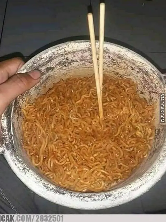 6 Wadah Pengganti Mangkuk Untuk Makan Mi Instan Ini Bikin Ngakak