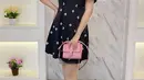Kirana juga nampak elegan dengan mini dress hitam bermotif dipadukan sandal slop pink yang serasi dengan mini bagnya. @kiranavelovoiceee