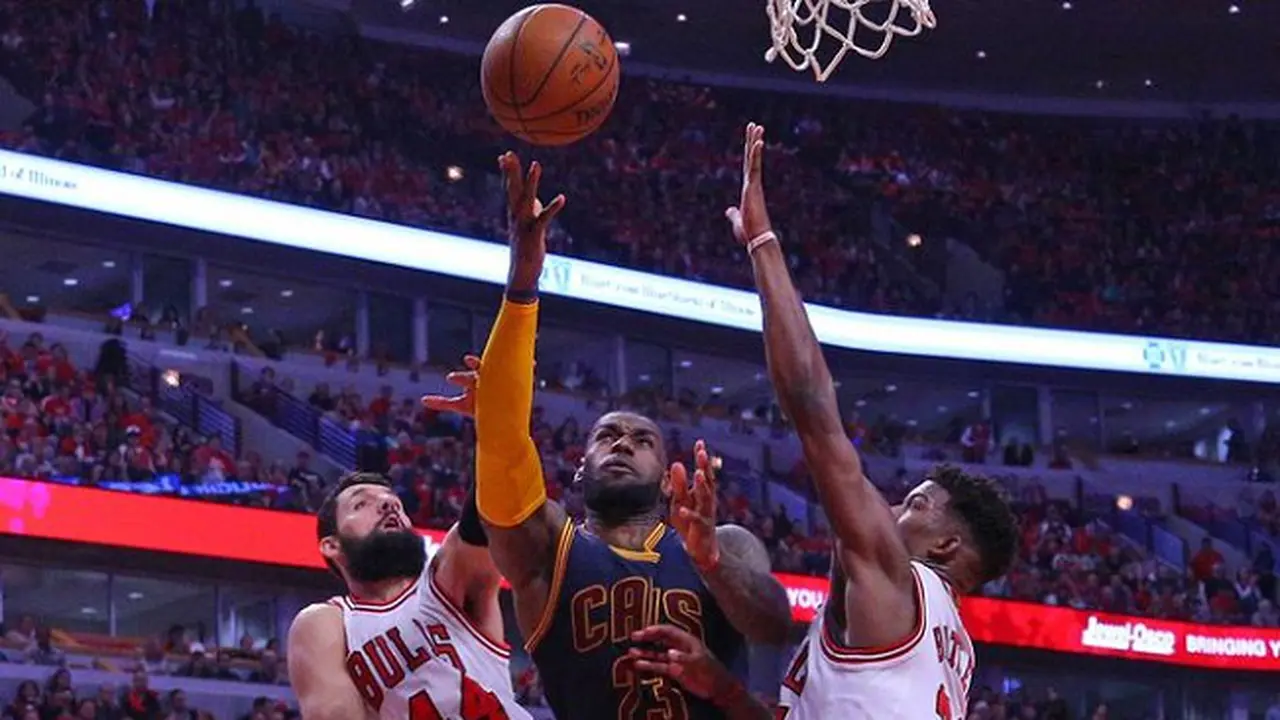 Game 4 di Chicago: Cavaliers 86, Bulls 84 - Pemain depan Cleveland LeBron James (23) mencoba melewati defender Nikola Mirotic (44) dan Jimmy Butler (21).  (USA TODAY)