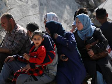 Warga Palestina menaiki gerobak yang ditarik hewan saat meninggalkan Kota Gaza pada 16 Mei 2025. (Bashar TALEB/AFP)