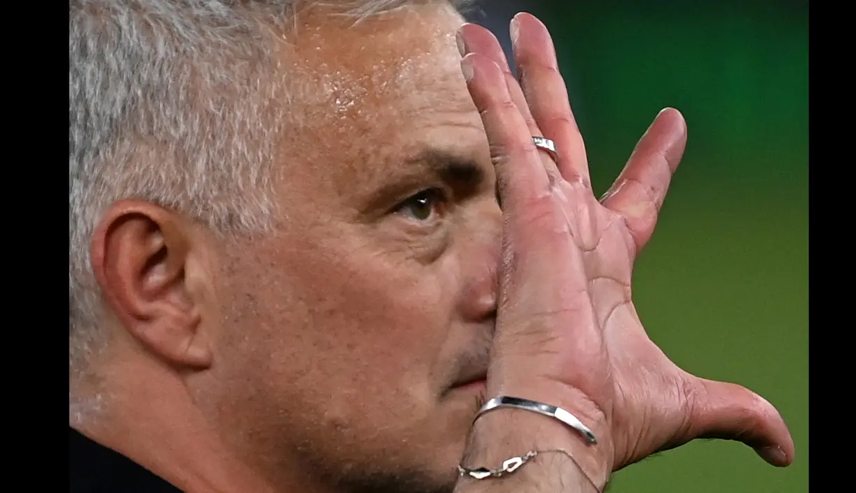 Pelatih kepala AS Roma, Jose Mourinho membuat gestur angka lima usai berhasil membawa AS Roma memenangkan trofi EUFA Conference League setelah mengalahkan Feyenoord dengan skor 1-0 pada laga final yang berlangsung di Stadion Arena Kombetare Tirana, Albania, pada Kamis (26/5/2022) dini hari WIB. Bagi Mourinho, trofi ini menjadi gelar juara Eropa-nya yang kelima. (AFP/Ozan Kose)