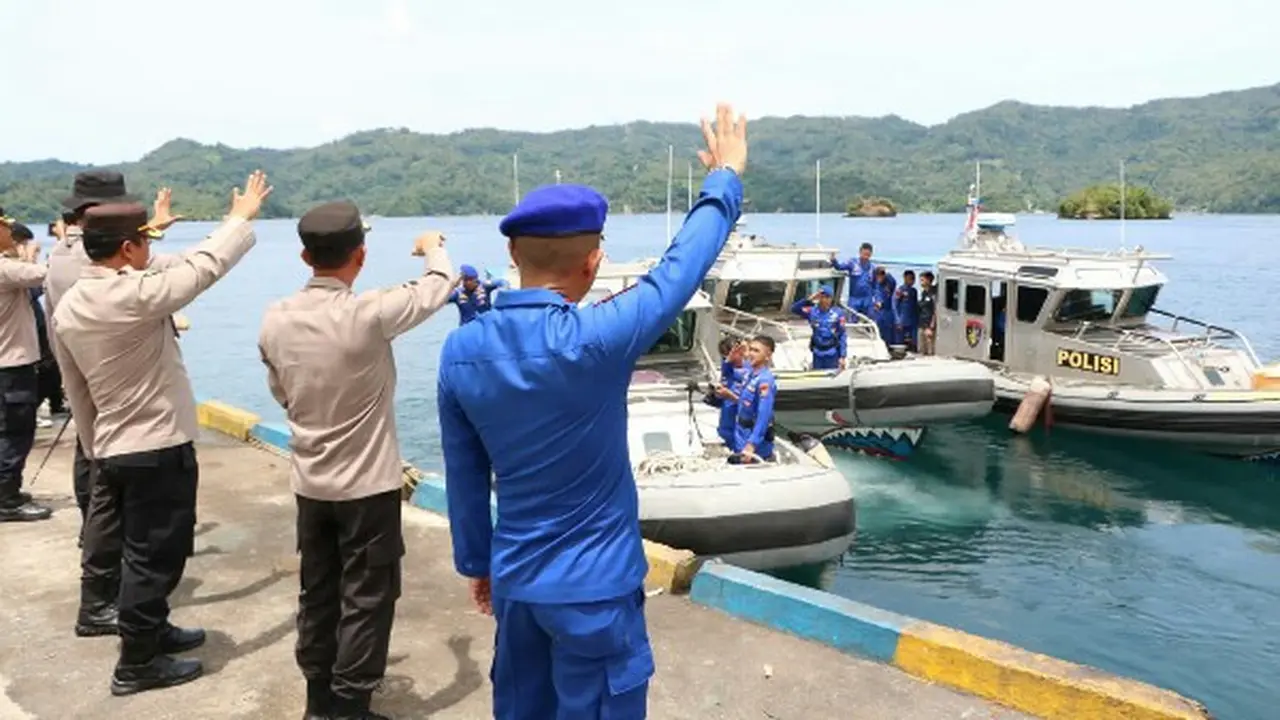 Wakapolda Sulut Brigjen Pol Bahagia Dachi saat melepas keberangkatan personel ke Kabupaten Kepulauan Sitaro, di Dermaga Ditpolairud Polda Sulut, Kamis, (18/4/2024) siang.