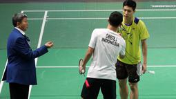 Pebulutangkis Indonesia, Jonatan Christie, saat melawan wakil China Taipei, Chou Tien Chen, pada final tunggal putra bulutangkis di Istora Senayan, Selasa (28/8/2018). (Bola.com/Peksi Cahyo)
