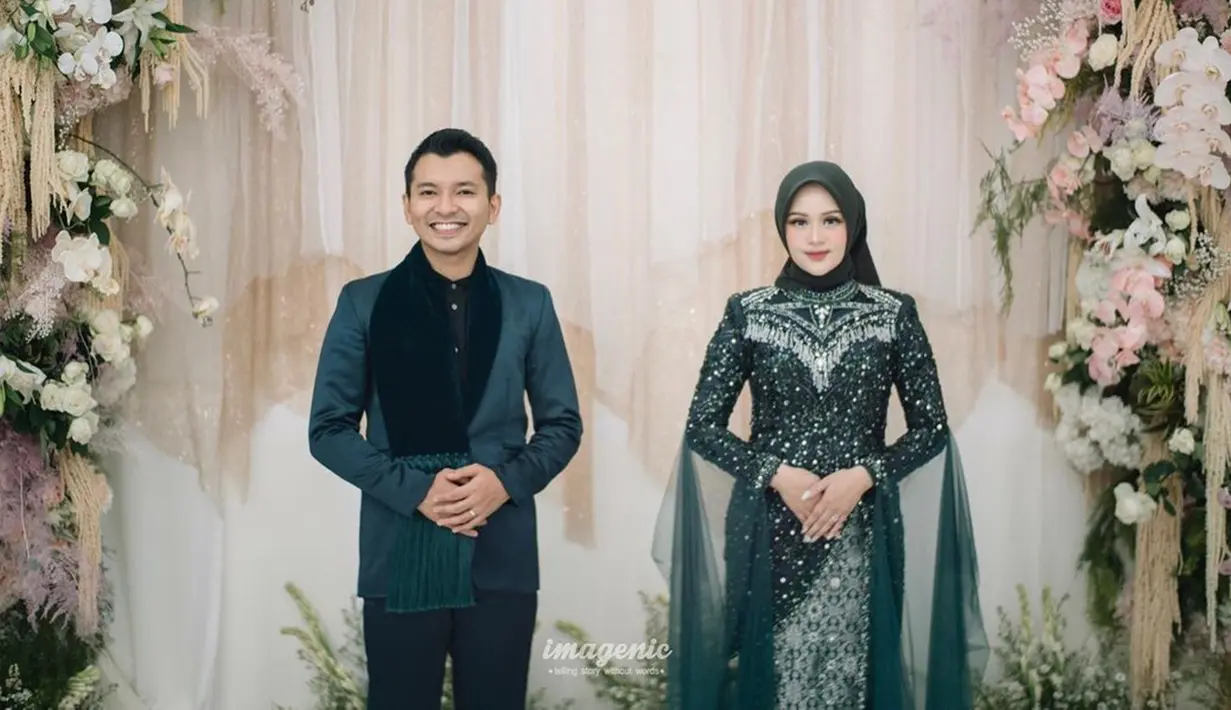 Reza Surya Putra yang berhasil mencuri hati Alifhia Fitri merupakan seorang TikToker sekaligus musisi yang cukup dekat dengan beberapa artis Tanah Air. Tak banyak yang tahu, pria yang akrab disapa Eja ini ternyata pernah dekat dengan Ria Ricis. Merupakan selebgram sekaligus TikToker populer, tak heran jika momen lamaran Reza dan Alfhia ini curi perhatian warganet. (Liputan6.com/IG/@alifhiafitri)