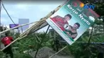 Alat peraga berupa spanduk milik pasangan cagub dicopot paksa karena melanggar aturan pemasangan.
