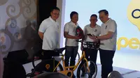 Peresmian bike-sharing UI dengan teknologi Narrowband IoT milik Telkomsel oleh Rektor UI Muhammad Anis dan Dirut Telkomsel Ririek Adriansyah (Liputan6.com/ Agustin Setyo W)