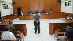 Terdakwa Brigjen Teddy Hernayadi mendengarkan pembacaan vonis di Pengadilan Militer Jakarta, Rabu (30/11). Brigjen Teddy  divonis hukuman penjara seumur hidup terkait korupsi anggaran Kemhan 2010-2014 puluhan miliar rupiah. (Liputan6.com/Helmi Afandi)