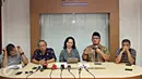 Ketua Umum PP Pemuda Muhammadiyah Dahnil Anzar (kedua kanan) saat preskon Revisi UU KPK di Kantor ICW, Jakarta Selatan, Minggu (11/10/2015). Mereka mendesak Pemerintah dan DPR untuk menghentikan upaya revisi UU KPK (Liputan6.com/ Immanuel Antonius)