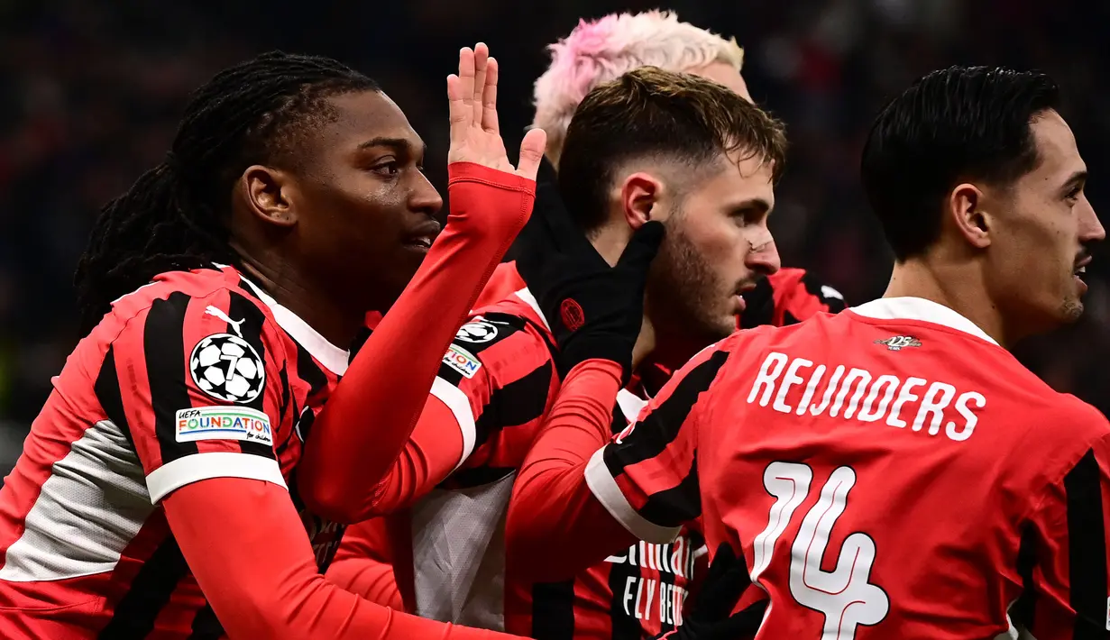 Pemain AC Milan merayakan gol yang dicetak oleh Santiago Gimenez (tengah) dalam laga leg 2 play off Liga Champions 2024/2025 di San Siro, Milan, Italia, Rabu (19/02/2025) dini hari WIB. (AFP/Piero Cruciatti)