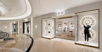 Setelah melalui masa renovasi, akhirnya Dior Boutique Plaza Indonesia kembali dengan wajah baru. Tampilan segar, elegan dan serba sophisticated menjadi daya tarik tersendiri. [ Foto: dok Dior ]