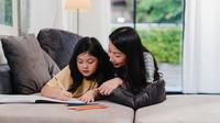 Seorang anak perempuan sedang belajar dengan ibunya (Foto Dok: Freepik/tirachardz).