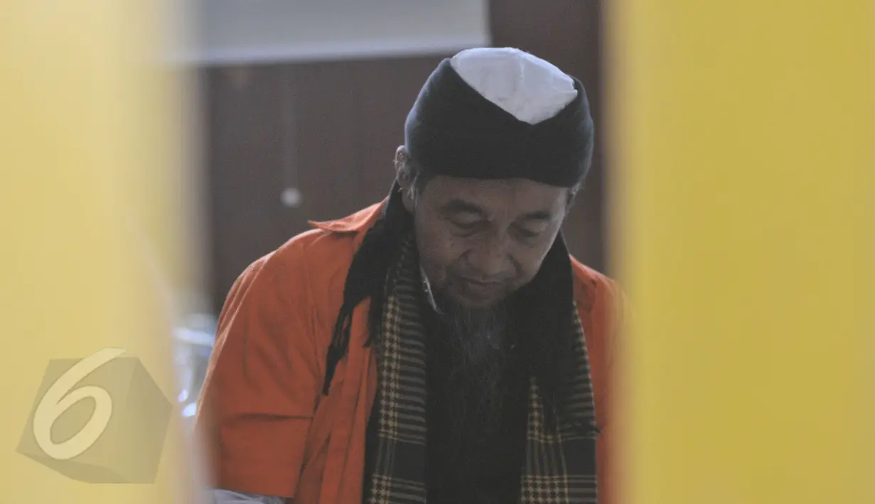 Terdakwa kasus terorisme Afif Abdul Majid saat sidang tuntutan di PN Jakarta Pusat, Senin (8/6). Afif dituntut 8 tahun penjara karena diduga melakukan tindak pidana terorisme dengan mendeklarasikan dukungan kepada ISIS. (Liputan6.com/Herman Zakharia)