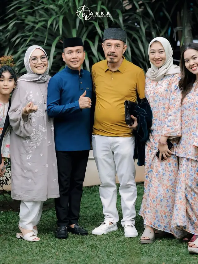 6 Gaya Kembaran Ayu Ting Ting Bareng Calon Ibu Mertua dan Adik Ipar, Kompak Pakai Baju Kurung