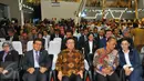 Mendagri Tjahjo Kumolo menghadiri acara penandatangan kerja sama pemanfaatan data kependudukan dengan 100 pelaku usaha Bursa Efek Indonesia (BEI) di Jakarta, Selasa (22/11). Penandatangan kerja sama ini masuk dalam rekor MURI. (Liputan6.com/Angga Yuniar)