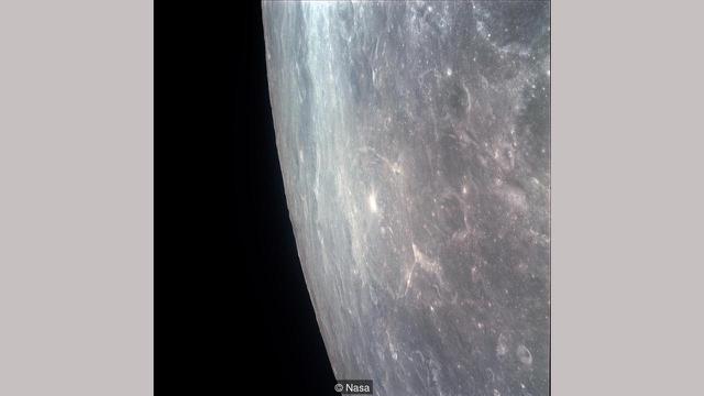 Apollo 11 memasuki orbit Bulan dan melewati sisi terjauh Bulan (NASA)