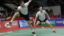 Ganda putra Jerman, Mark Lamsfuss / Marvin Seidel, mengembalikan kok saat melawan ganda Indonesia pada Indonesia Masters 2019 di Istora Senayan, Jakarta, Rabu (23/1). Marc / Marvin gagal ke lolos ke 16 besar. (Bola.com/M. Iqbal Ichsan)