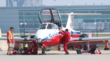 Kapten Regan Wickett (kanan)  dan pilot Patricia Brunelle (tengah) mempersiapkan pesawat jet Snowbird untuk mengikuti Canadian International Air Show di Bandara Pearson, Toronto (3/9/2015). Acara ini digelar selama tiga hari. (REUTERS/Louis Nastro)