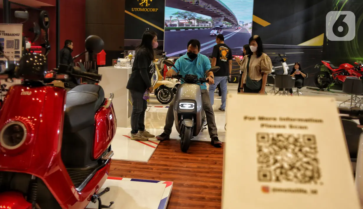 Pengunjung melihat koleksi sepeda motor yang dipamerkan dalam Indonesia International Motor Show (IIMS) 2023 di Jiexpo Kemayoran, Jakarta, Minggu (19/2/2023). Selain mobil, IIMS 2023 yang berlangsung hingga 26 Februari mengangkat tema "Bringing Opportunity for Otomotive Society Together" (BOOST) tersebut menghadirkan sekitar 40 merek produk sepeda motor dengan konsep terbaru. (merdeka.com/Iqbal S. Nugroho)