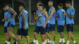 Para pemain Argentina berjalan selama sesi latihan di Stadion Universitas Qatar, Doha, Qatar, Senin (5/12/2022). Sebelumnya Argentina mengalahkan Australia dengan skor 2-1 yang membuat mereka mampu melaju ke perempat final. (AP Photo/Jorge Saenz)