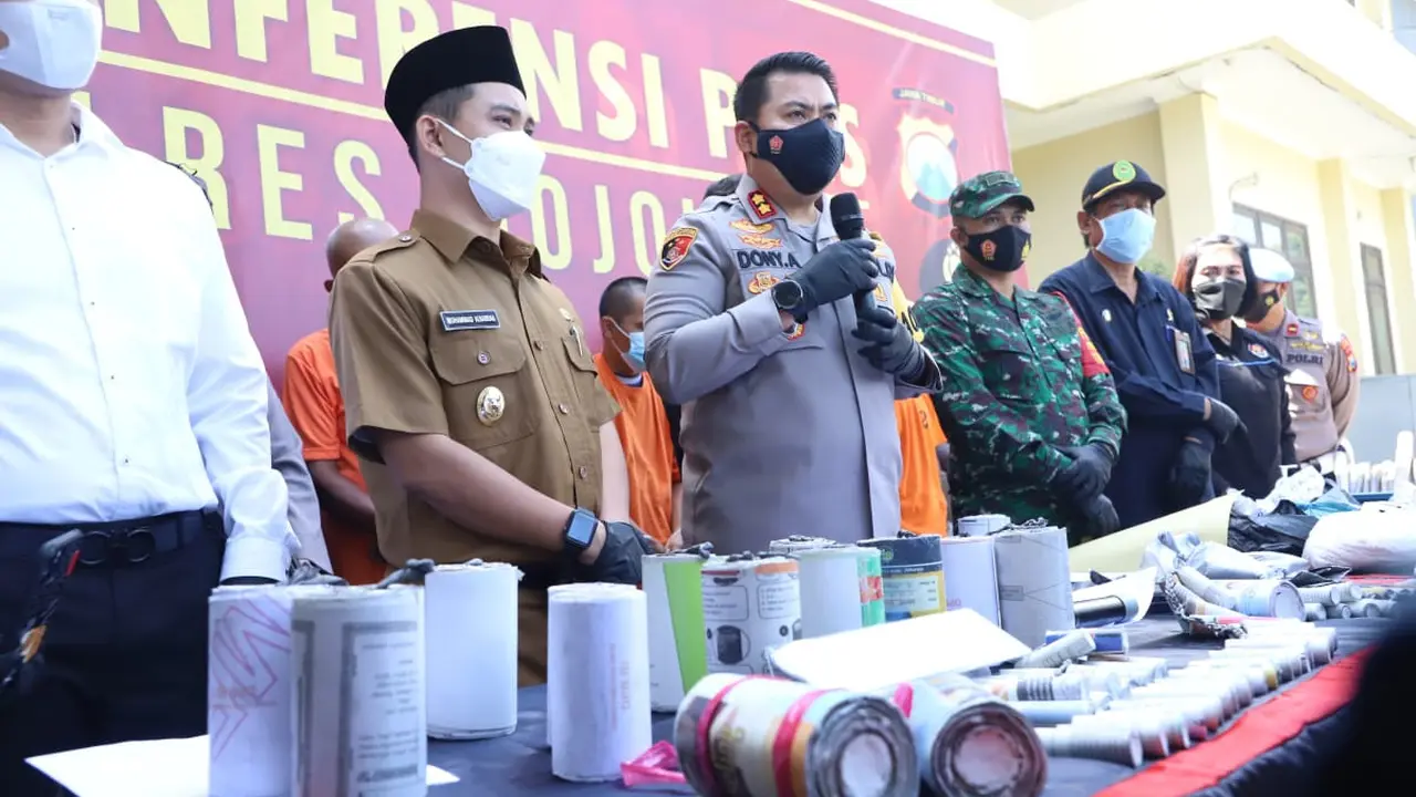 Polisi menggerebek indutri petasan rumahan di Mojokerto. (Dian Kurniawan/Liputan6.com)