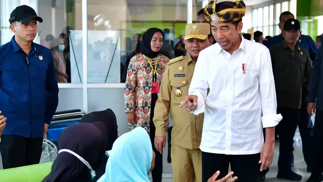Presiden Joko Widodo atau Jokowi saat mengunjungi Rumah Sakit Umum Daerah (RSUD) dr. H.L.M. Baharuddin, M.Kes di Kabupaten Muna, Sulawesi Tenggara, Senin (13/5/2024) (Vico - Biro Pers Sekretariat Presiden)