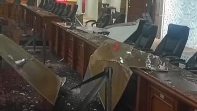 Baru Dibangun Habiskan Anggaran Rp77,8 Miliar, Plafon Gedung DPRD Bojonegoro Ambrol Saat Hujan Deras