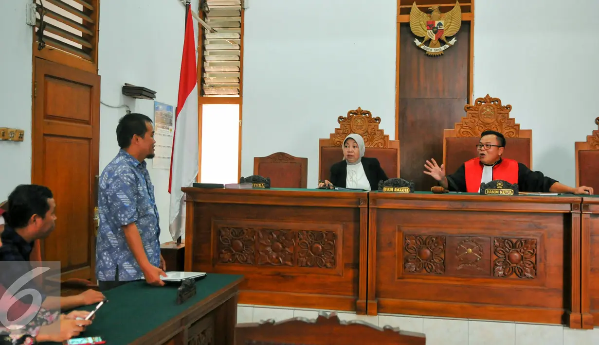 Majelis hakim PN Jaksel, Nursyam berbicara dengan kuasa hukum MAKI saat sidang Praperadilan Sumber Waras, Jakarta, Selasa (3/5). PN Jaksel menolak praperadilan Sumber Waras yang diajukan MAKI. (Liputan6.com/Yoppy Renato)