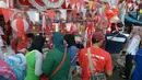 Pembeli melihat-lihat bendera Merah Putih dan pernak-pernik Hari Kemerdekaan di kawasan Pasar Jatinegara, Jakarta, Rabu (14/8/2019). Pedagang musiman memajang beragam jenis aksesoris seperti bendera merah putih, umbul-umbul dan lambang Garuda untuk perayaan HUT ke-74 RI. (merdeka.com/imam buhori)