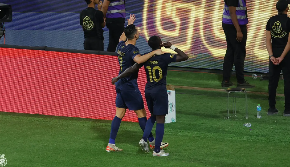 Pemain Al-Nassr, Sadio Mane (kanan) melakukan selebrasi bersama Cristiano Ronaldo setelah mencetak gol ke gawang Al-Ettifaq pada laga Piala Raja Arab Saudi 2023 yang berlangsung di Awwal Park Stadium, Ryadh, Arab Saudi, Rabu (01/11/2023) dini hari WIB. (Twitter/@AlNassrFC)