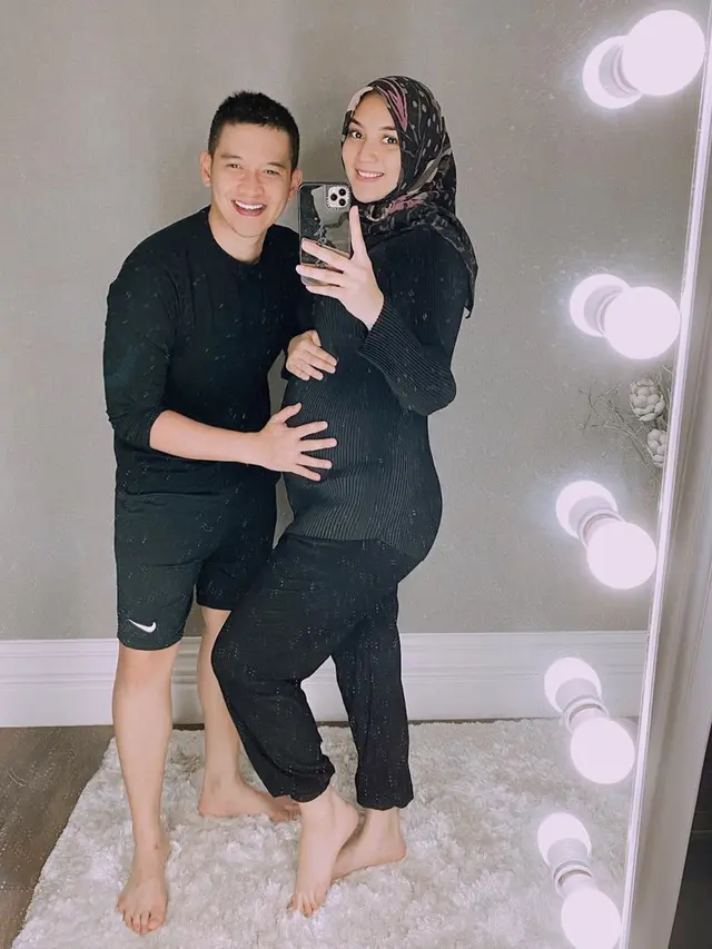 Segera Dikaruniai Anak, Ini 6 Potret Manis Rezky Aditya Peluk Baby Bump Citra Kirana