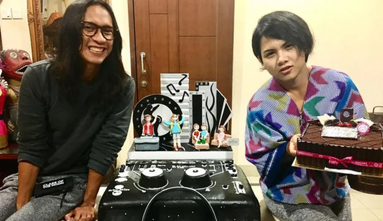 Setelah beberapa waktu lalu Nikita Mirzani memberikan sinyal bahwa hubungan rumah tangga Aming dan Evelyn sedang dalam masalah, kali ini, Niki membenarkan kabar Evelyn mau bunuh diri. (Instagram/ev0124)