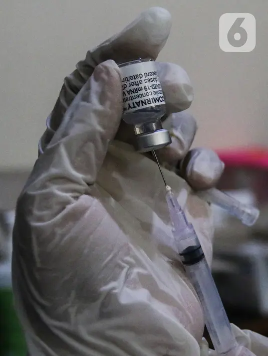 Petugas medis menyiapkan vaksin Pfizer dosis pertama untuk warga di Kecamatan Beji, Depok,Rabu (1/9/2021). Vaksinasi akan berlangsung selama lima hari, mulai 1 September hingga 5 September 2021. (Liputan6.com/Johan Tallo)
