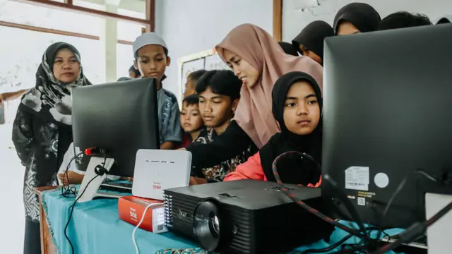Wujudkan Masyarakat Digital, Telkom Serahkan Paket Bantuan ke Sekolah dan Yayasan di Wilayah 3T