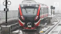 Kereta ringan atau Light Rail Transit (LRT) Jabodebek melintas di Jakarta, Kamis (6/7/2023). (Liputan6.com/Herman Zakharia)