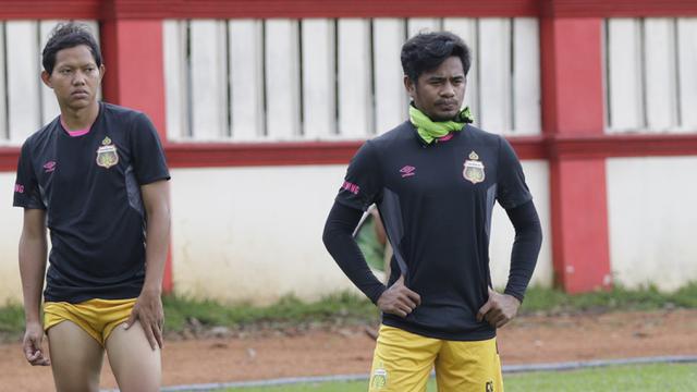 Pemain Bhayangkara FC, Ilham Udin dan Adam Alis, memperhatikan instruksi saat latihan jelang laga Piala Indonesia 2019. (Bola.com/M. Iqbal Ichsan)