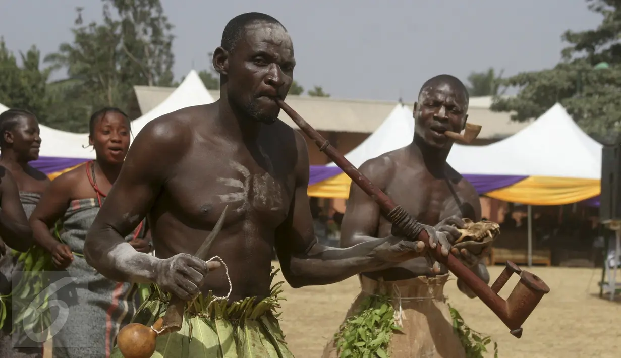 Sejumlah penari memperlihatkan tarian budaya Warangida Serkin Kagoro saat parade tahun baru di Kaduna, Nigeria (1/1/2016). Sejumlah daerah di Nigeria ikut berpartisipasi meramaikan acara tersebut. (Reuters) 